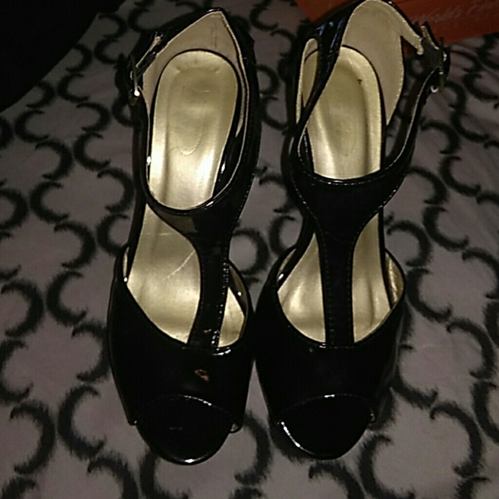Size 9 YOKI black high heels